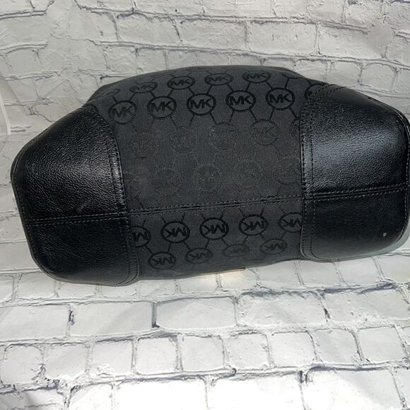 Michael Kors Black Signature Canvas and Leather Millbrook Hobo - Picture 4 of 14